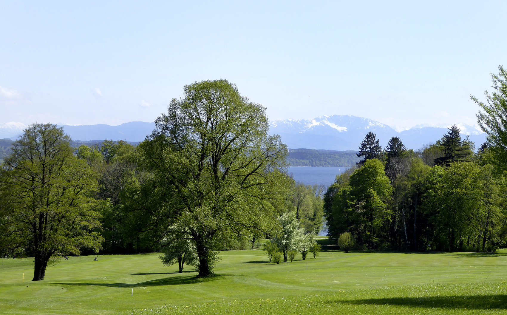 Blick vom Park Feldafing über den Starnberger See in die Alpen, Foto: Andrea Gruber