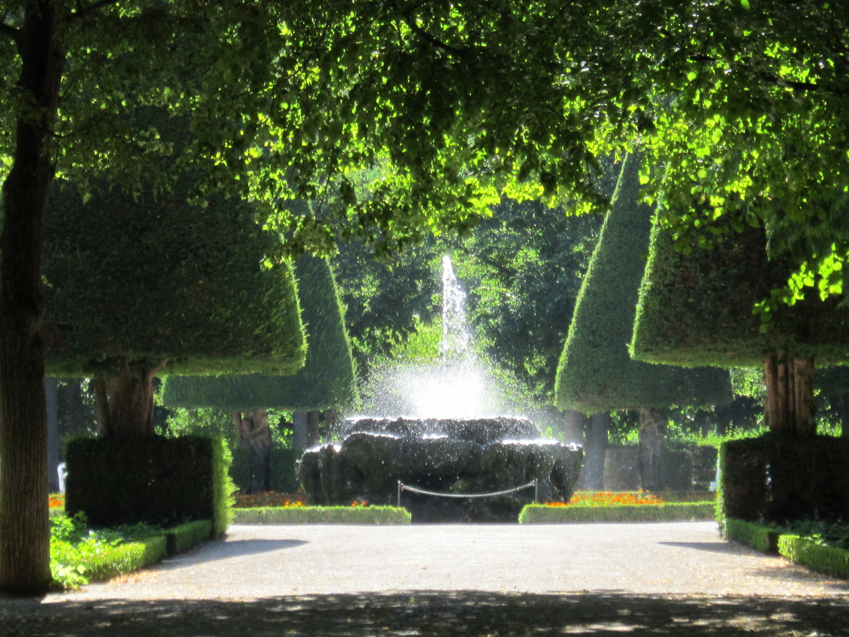 Blick auf den Brunnen im Hofgarten Würzburg, Foto: Manuel Bechtold