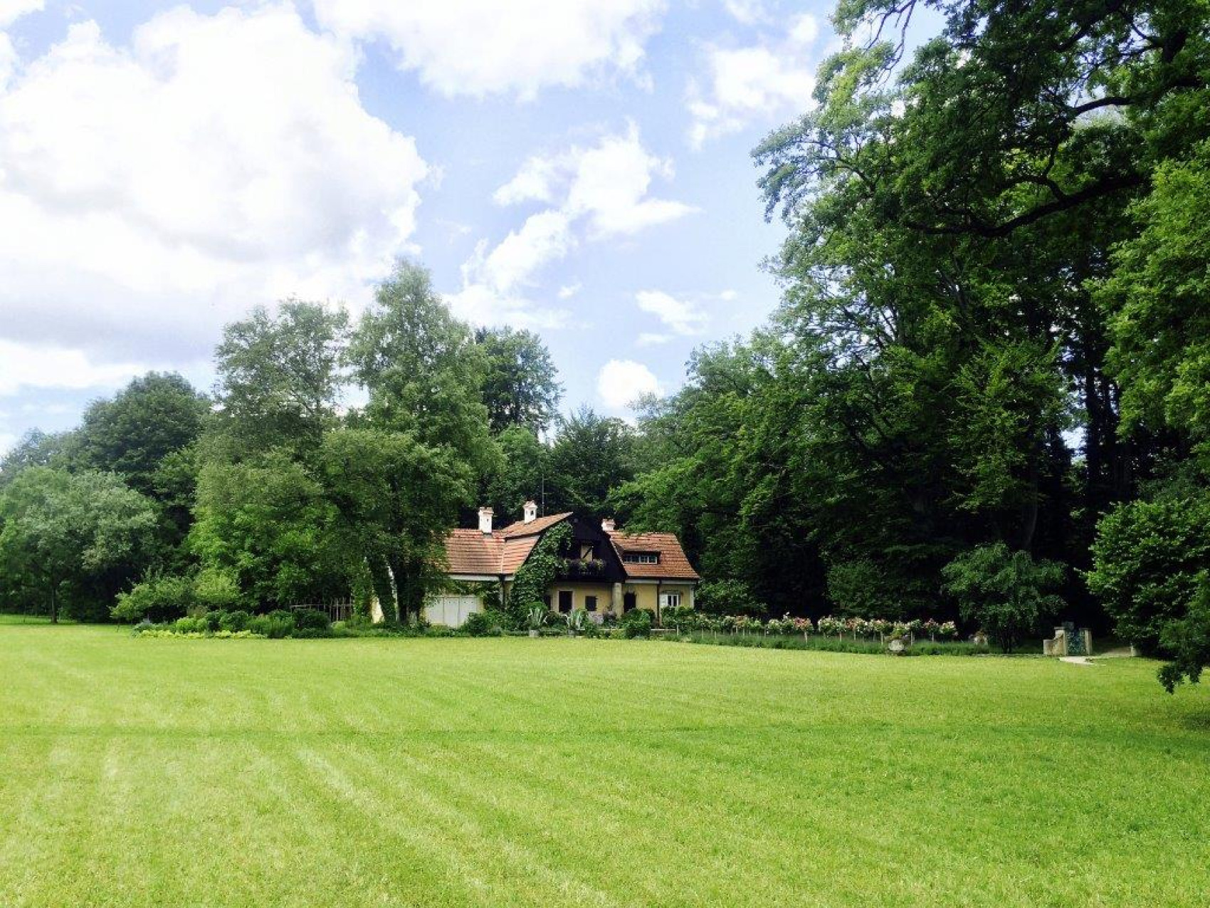 Blick auf das Künstlerhaus Gasteiger, umgeben von alten Bäumen, Foto: Andrea Gruber