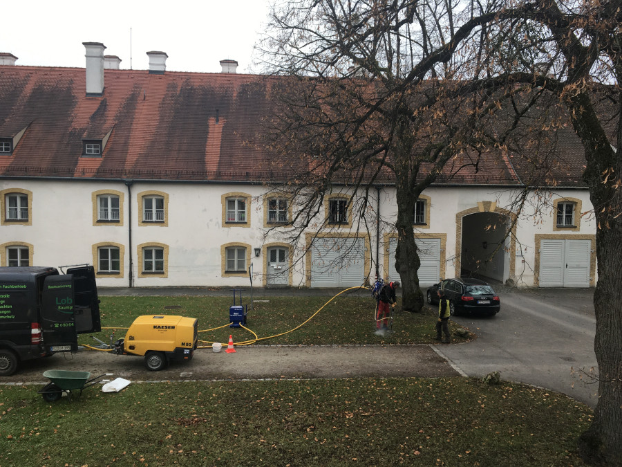 Eine Maschine pumpt Druckluft in die Erde, um den Boden des Schmiedehofs in Nymphenburg aufzulockern