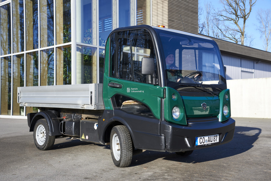 Elektrisch angetriebener grüner Kleintransporter mit Logo der BSV